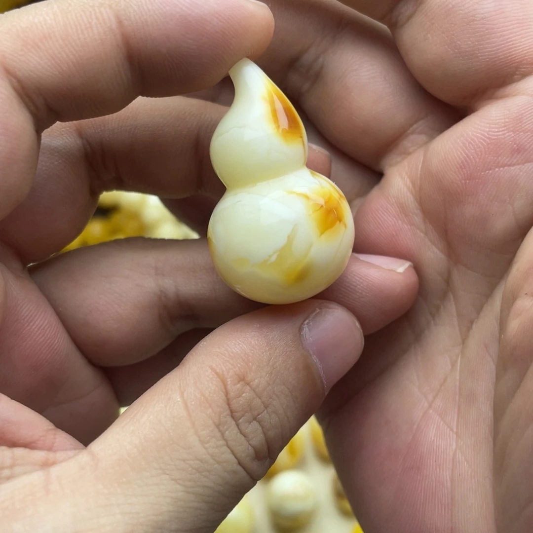 琥珀未镶嵌颈饰琥珀蜜蜡