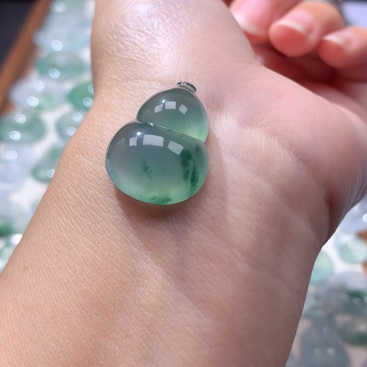 颈饰未镶嵌翡翠冰种晴底飘花大葫芦