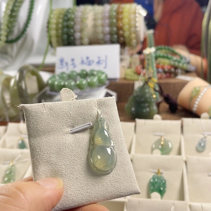 翡翠未镶嵌颈饰好看