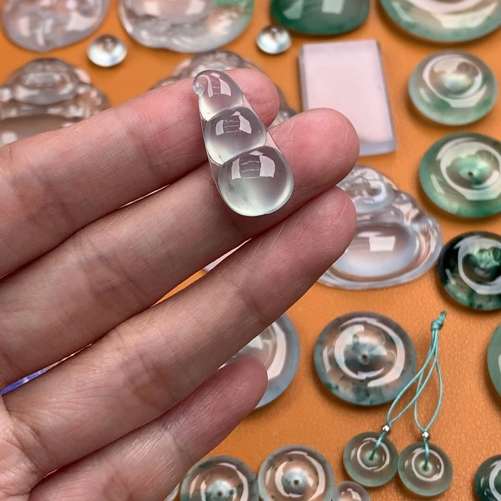 翡翠挂件未镶嵌…..