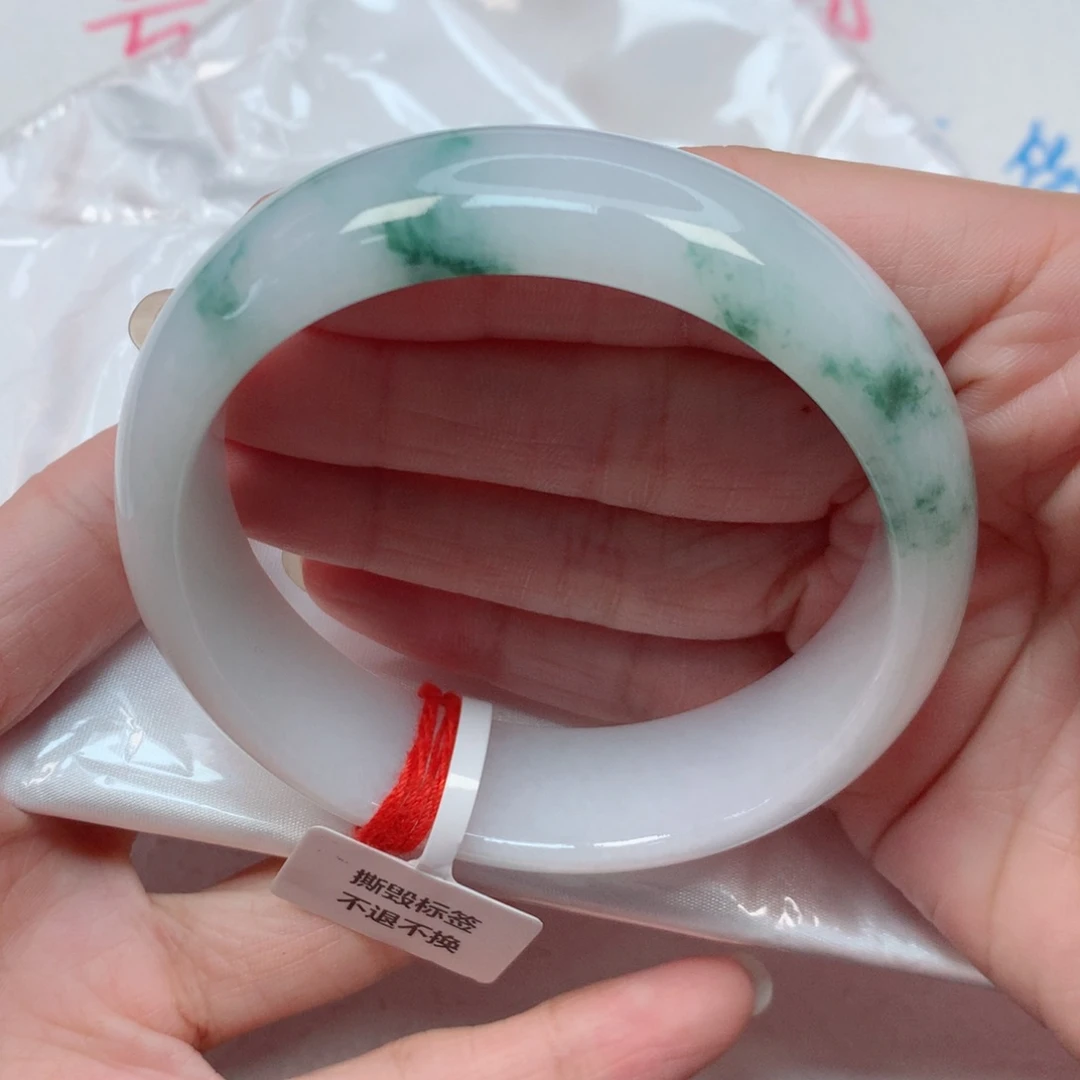 翡翠手镯未镶嵌59圈 牛奶底飘绿花 轮胎镯 无包容推荐