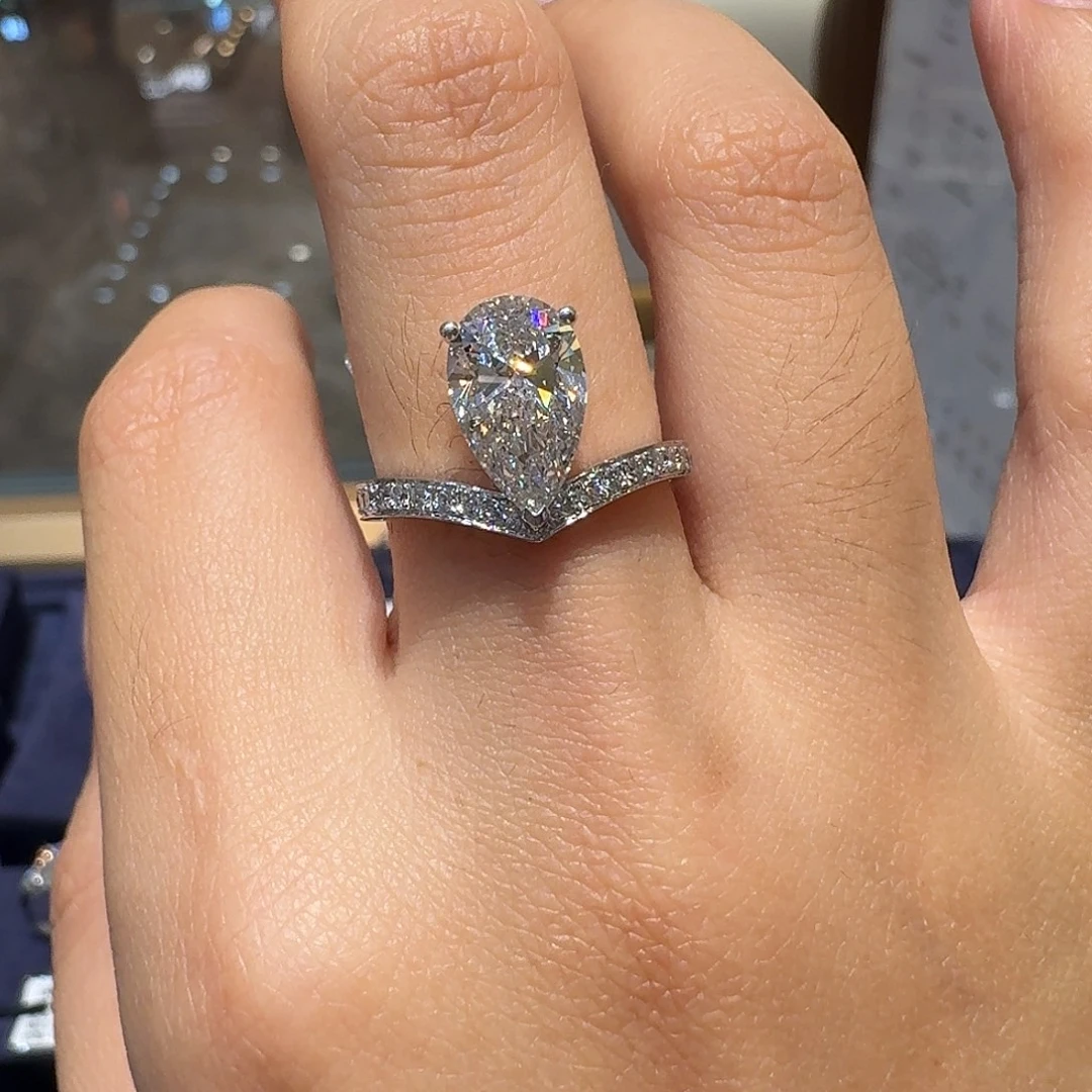 实验室培育钻石18K金镶嵌水滴戒指