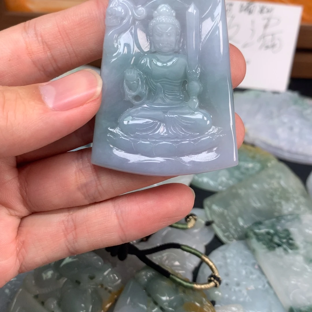 翡翠未镶嵌颈饰不动明王