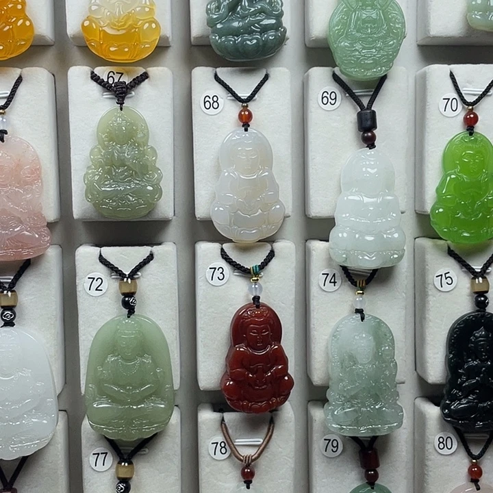 石英石只买单纯的吊坠，没带链子，属的性质。