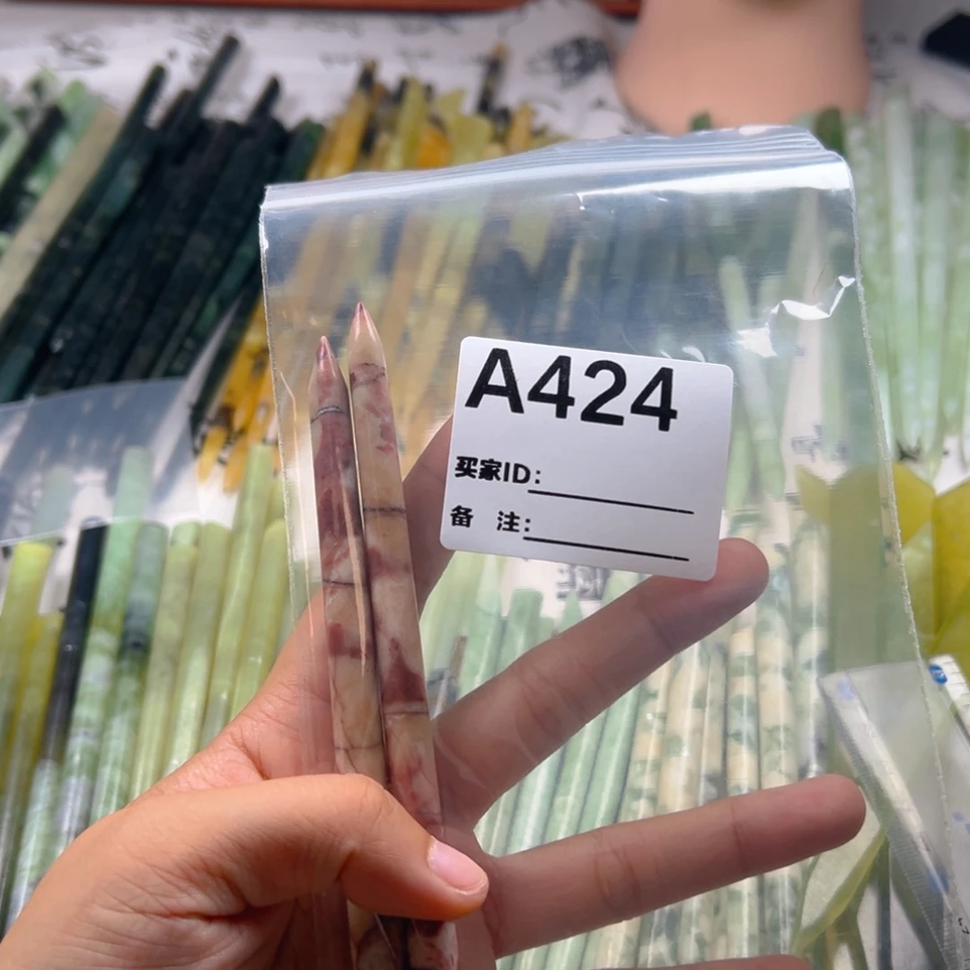 -***瘋未镶嵌蛇纹石玉颈饰