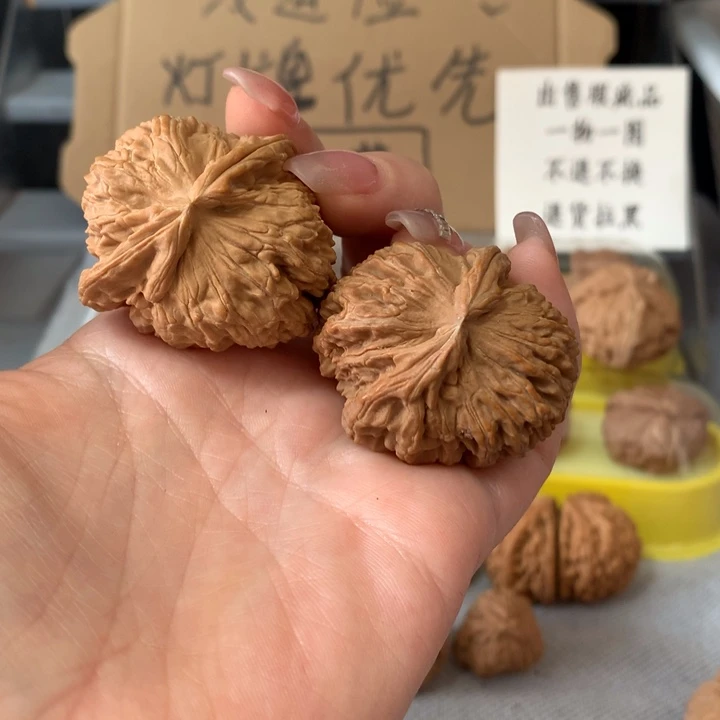 田***桐文玩核桃吊坠异形单只，有瑕疵