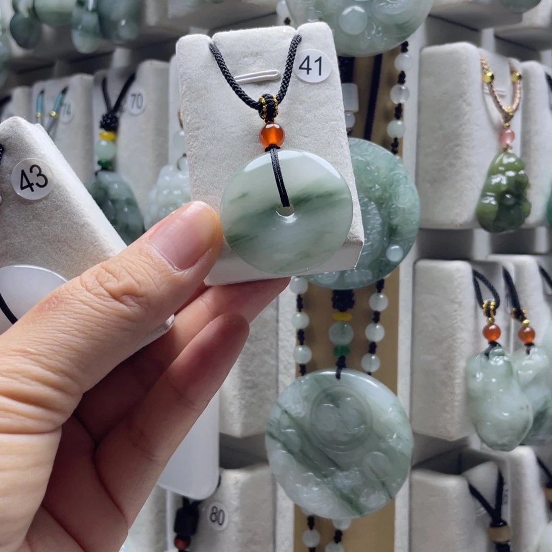 颈饰未镶嵌石英质玉