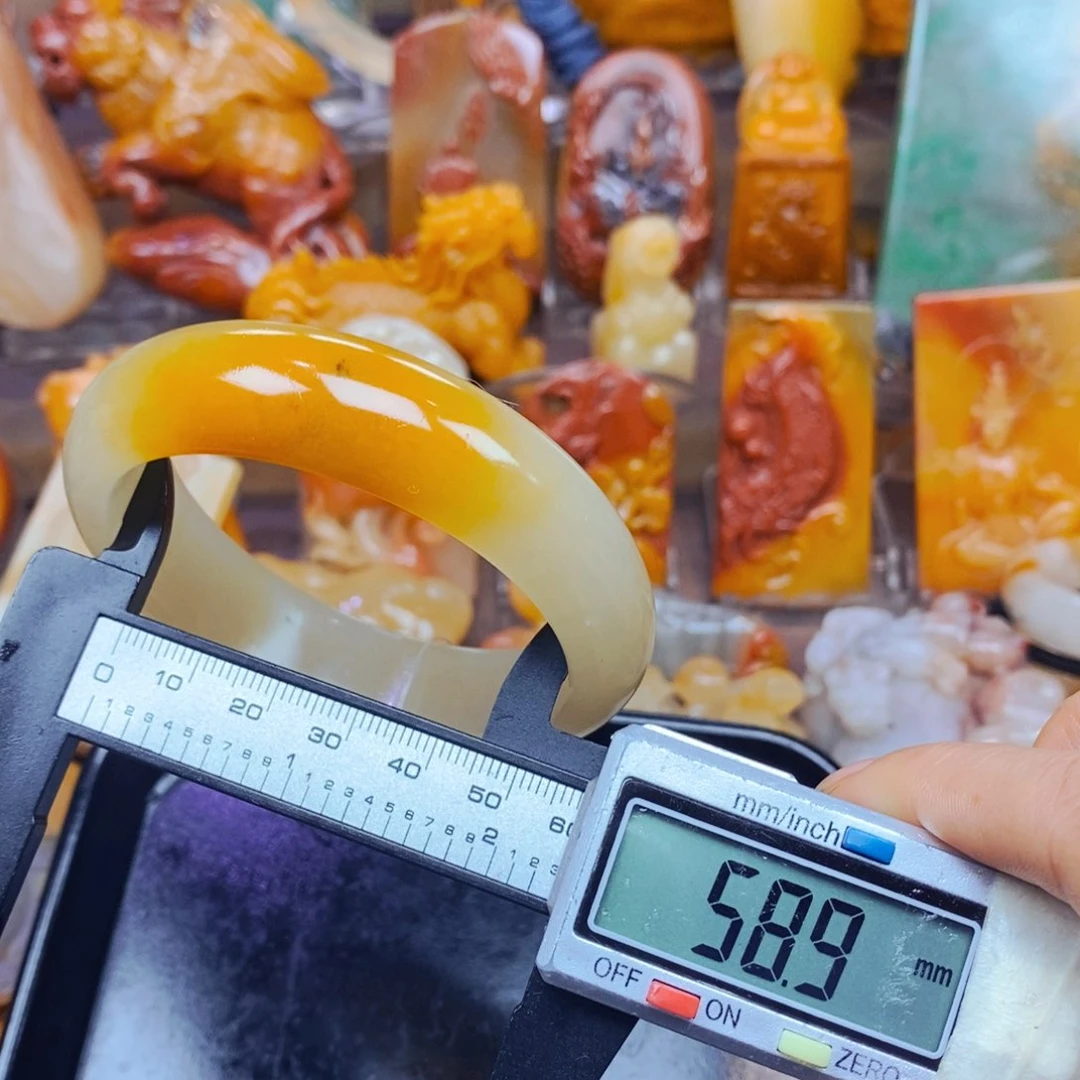 石英质玉（黄龙玉）未镶嵌颈饰
