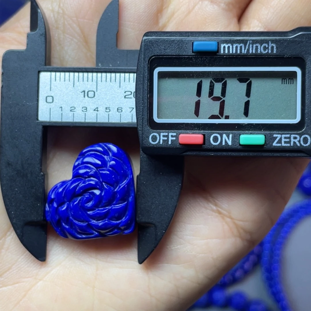 青金石未镶嵌玫瑰雕刻件