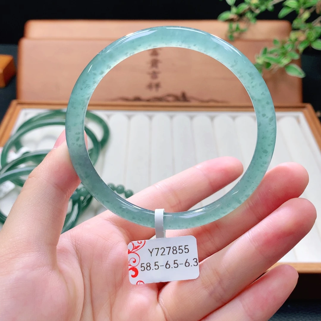 翡翠未镶嵌手镯（圆镯）
