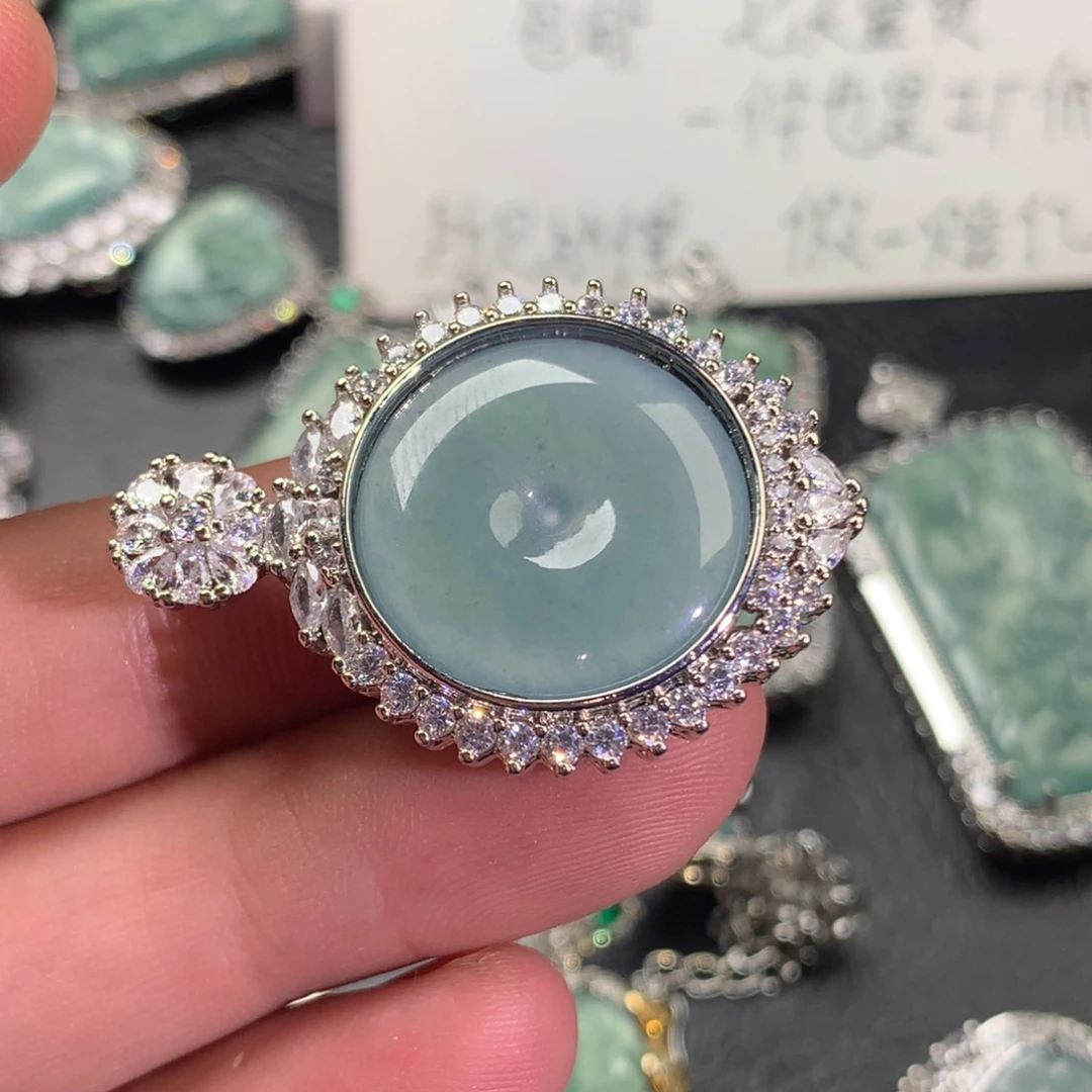 翡翠颈饰未镶嵌平安扣