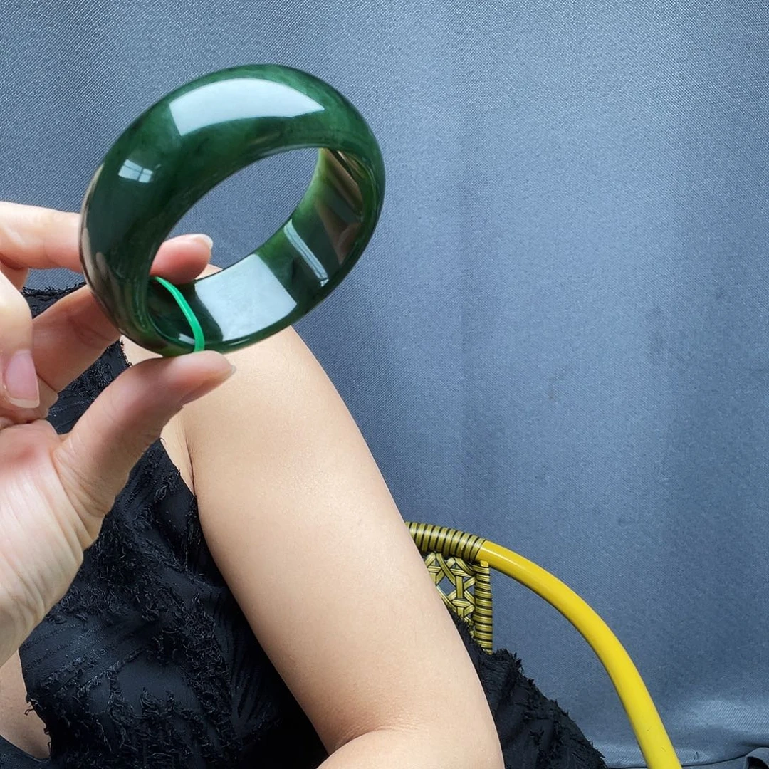 茉***花和田玉未镶嵌手镯