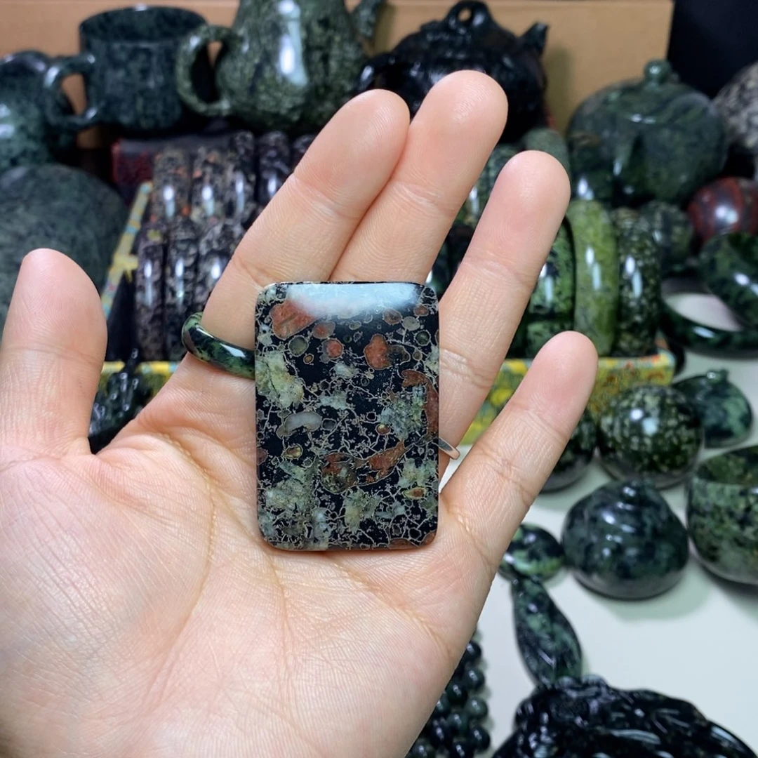 蛇纹石玉未镶嵌颈饰