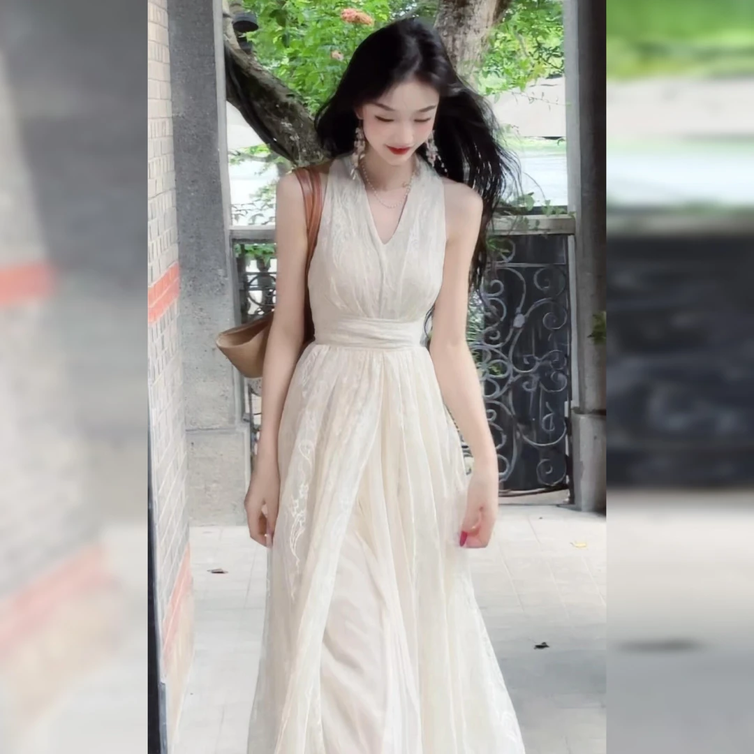 2025夏季新款法式白色挂脖吊带连衣裙子女海边度假风轻奢气质长裙