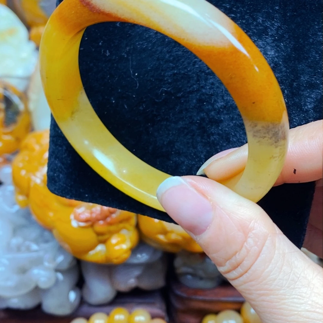 未镶嵌石英质玉（黄龙玉）颈饰