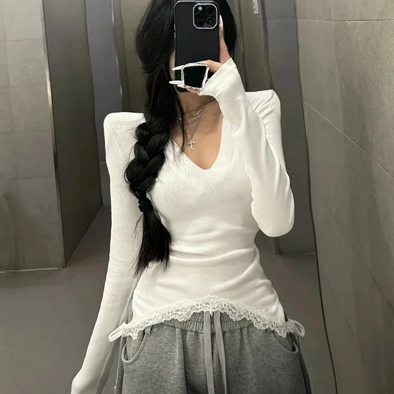 梦优莱纯欲风辣妹蕾丝拼接V领白色正肩T恤女春秋冬季修身显瘦上衣