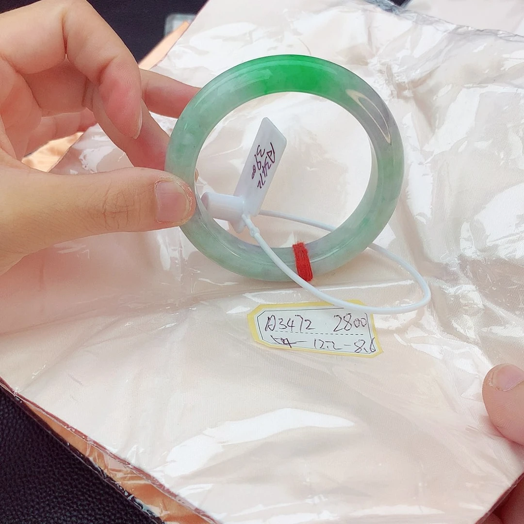 翡翠手镯未镶嵌翡翠