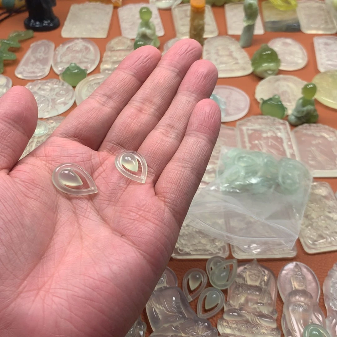 蛇纹石玉颈饰未镶嵌古*门