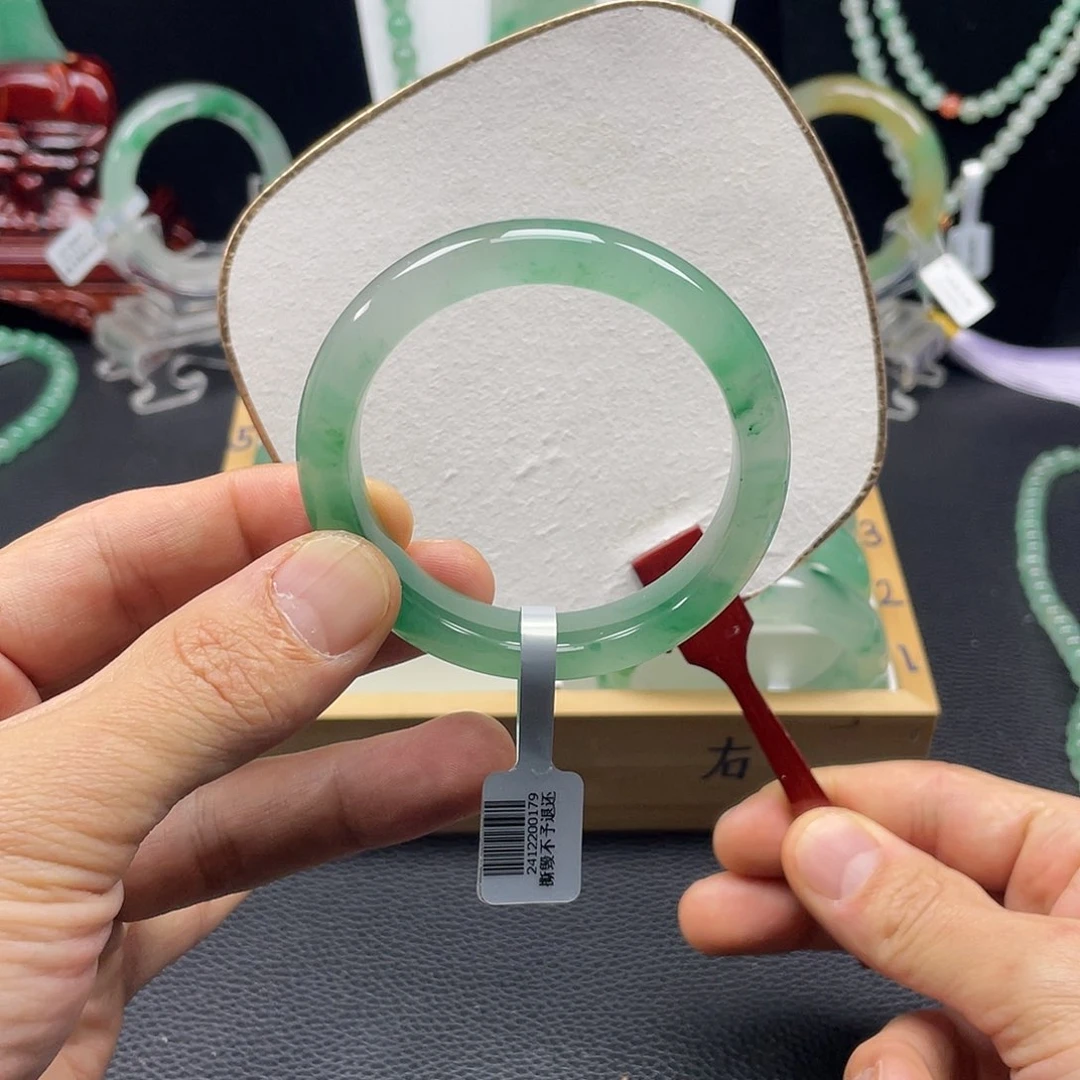 石英质玉手镯未镶嵌虽***是