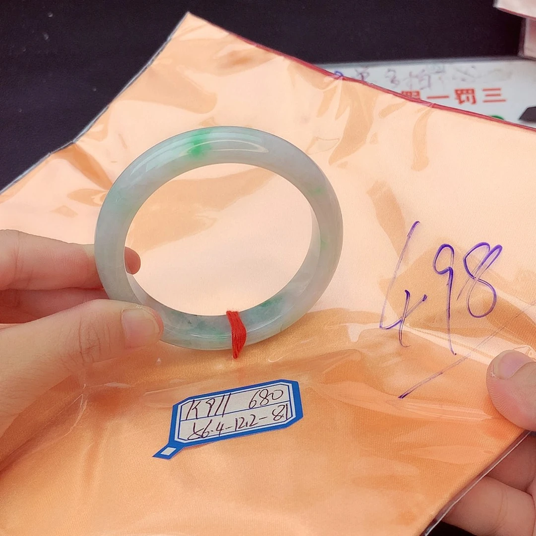 翡翠手镯未镶嵌翡翠