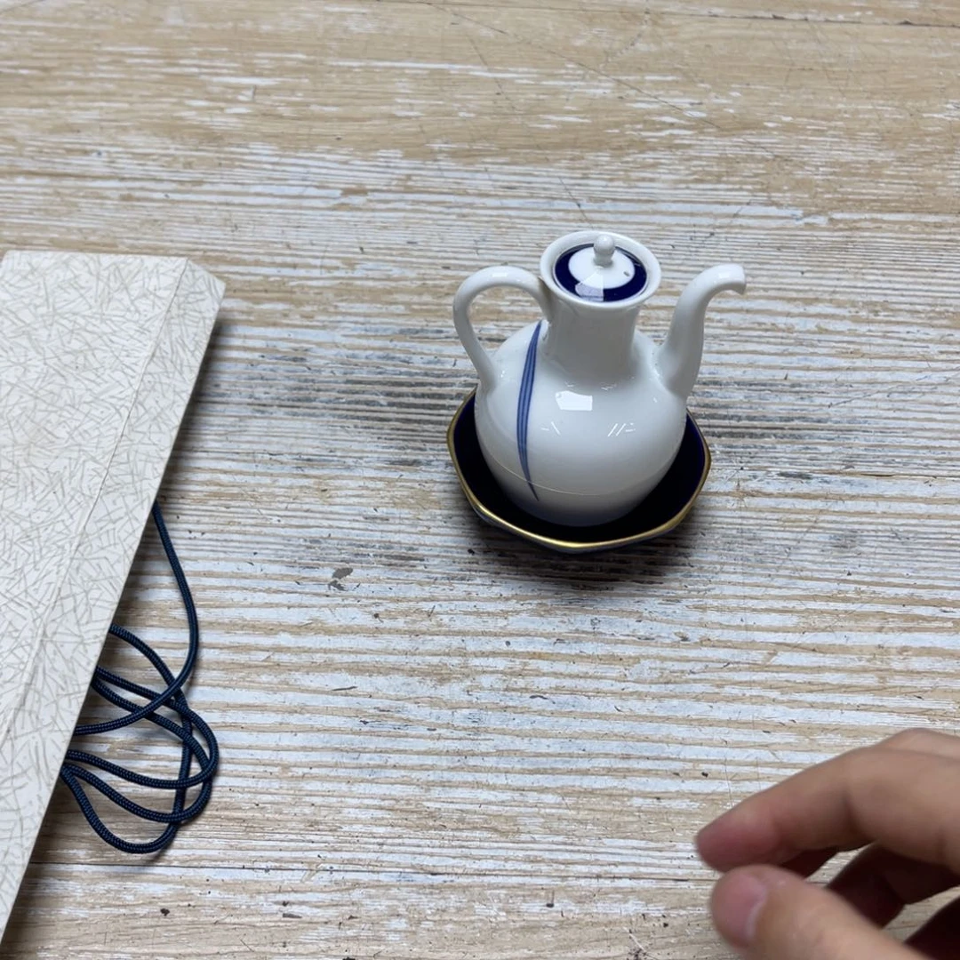 瓷片思*密密麻麻地排列着