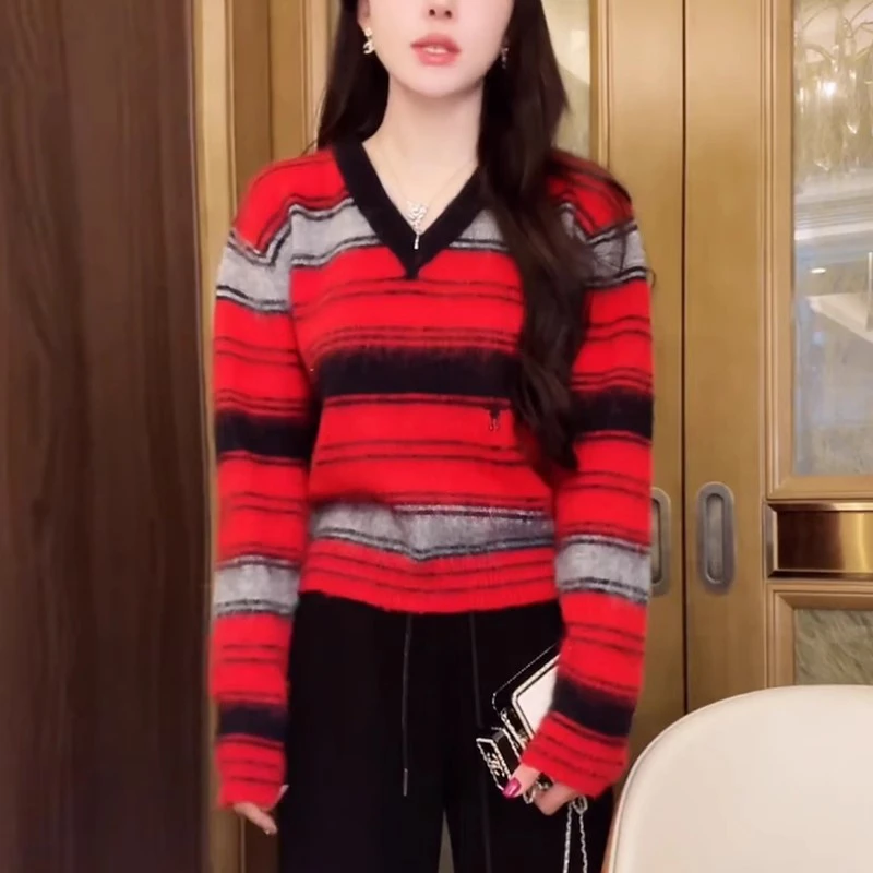 红色V领毛衣女秋冬慵懒风软糯复古洋气宽松马海毛条纹针织衫上衣