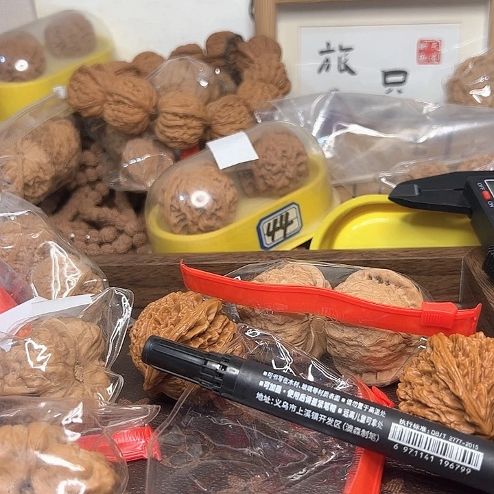 温***Ó桃核吊坠宫灯核桃