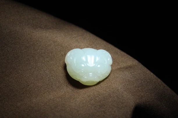 【兽面背云】天然和田玉青白玉，百搭配饰尺寸19/15/11.3mm.重量4.9g