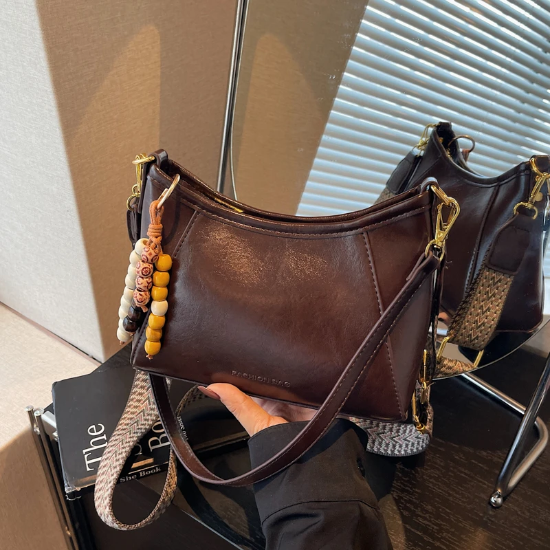 韩版时尚通勤小方包女高级质感复古休闲单肩包简约小众斜挎包