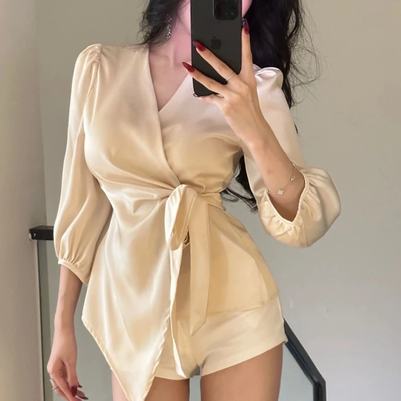 2025夏季纯色V领泡泡袖缎面系带衬衫七分袖时尚轻熟轻奢复古显瘦