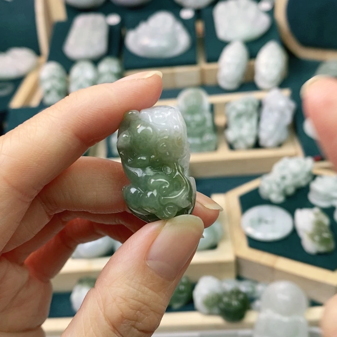 翡翠未镶嵌颈饰貔貅