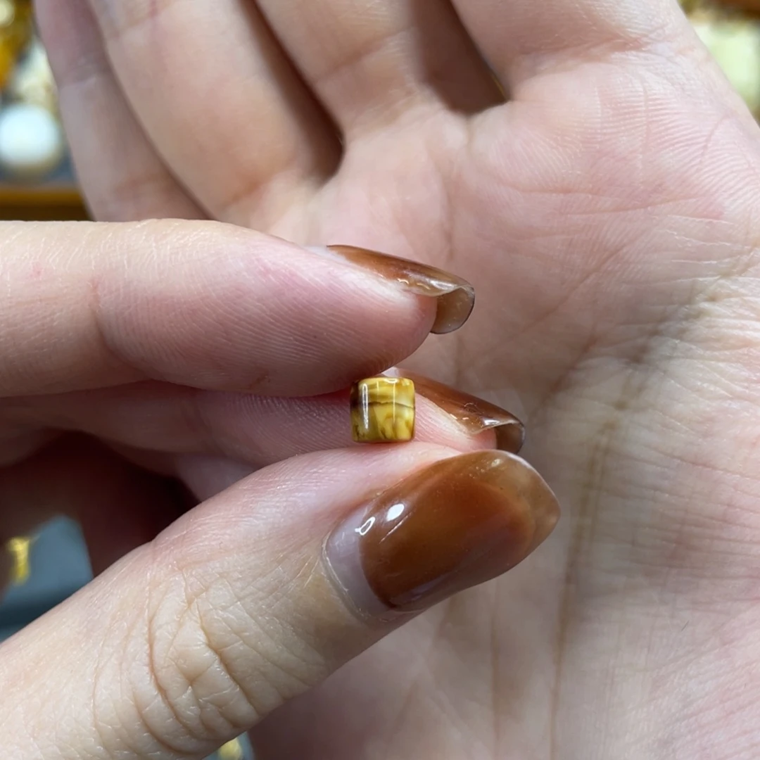 清***羽琥珀未镶嵌裸石编号B26