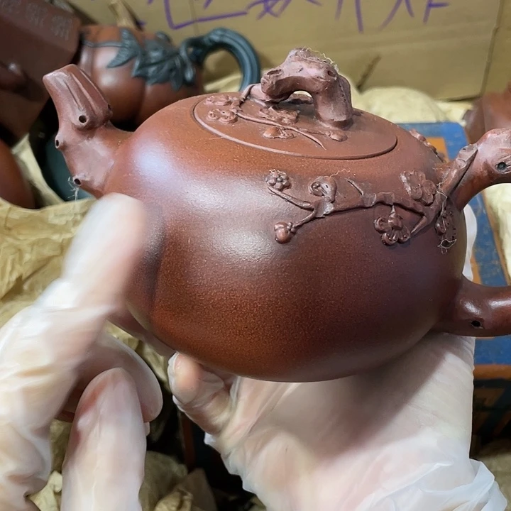 紫砂茶壶原矿泥料，纯手工制作的一把紫砂壶。