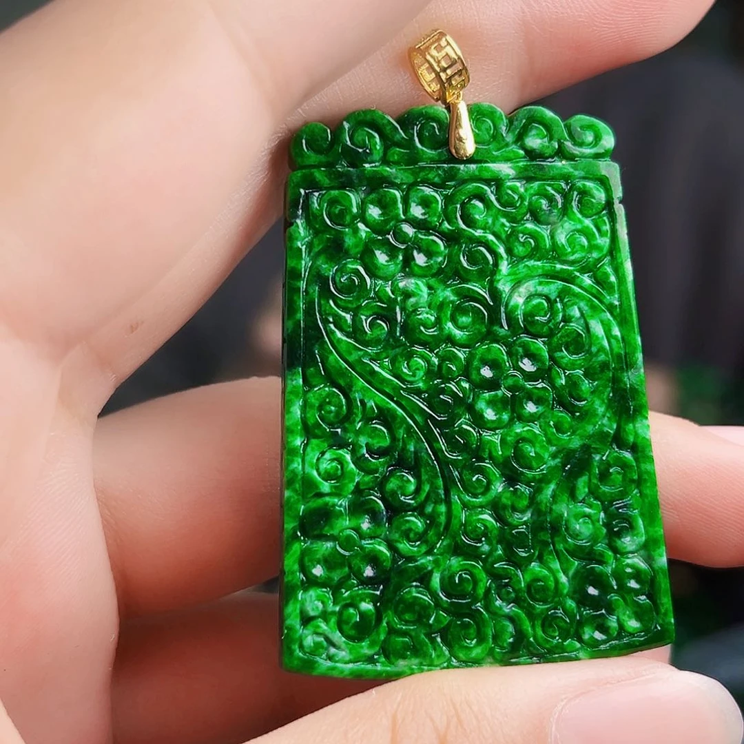 颈饰18K金镶嵌翡翠多样性