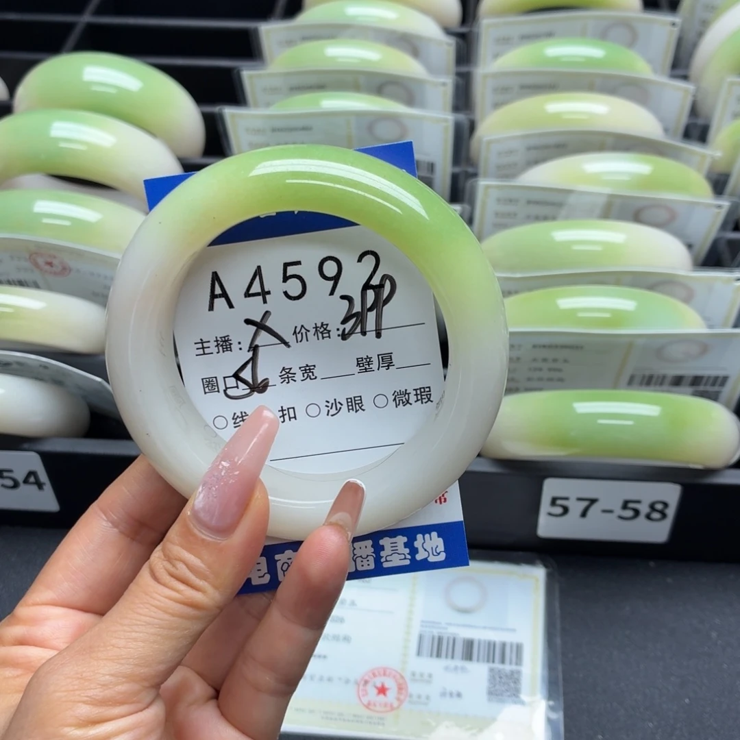 嘟***麻未镶嵌手镯石英岩玉