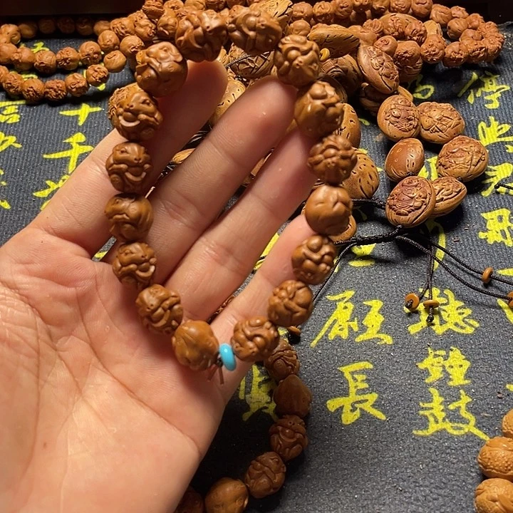 龙纹桃核雕刻鼠你有钱
