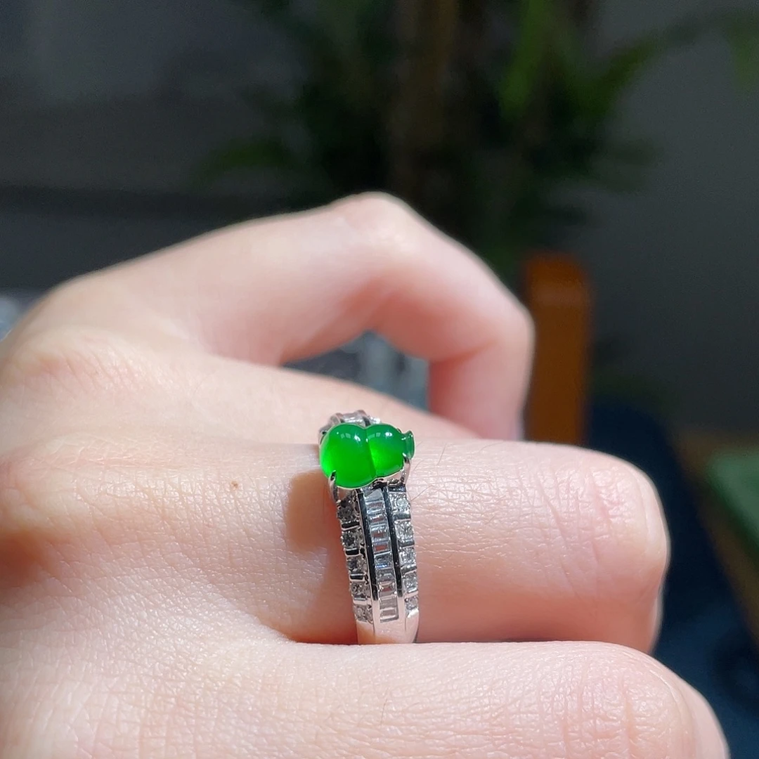 翡翠18K金镶嵌戒指色标绿胖葫芦