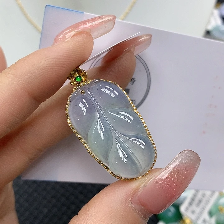 颈饰18K金镶嵌翡翠