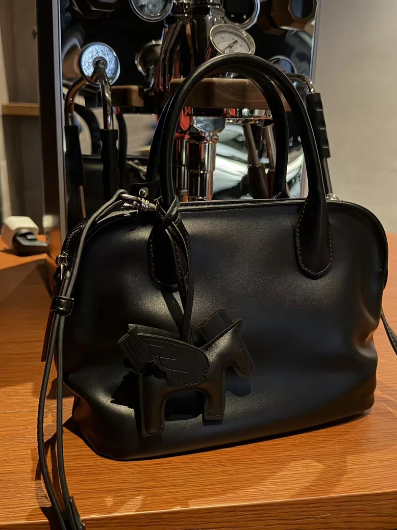 2025年极简大气氛围感新品保龄球手提包日常经典大容量通勤斜挎包