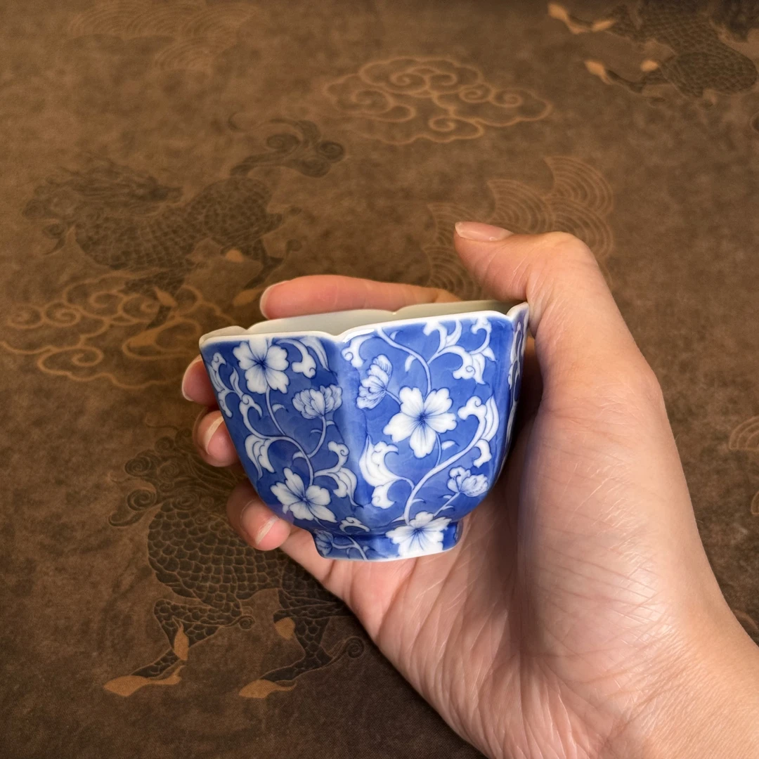景德镇和宜纯手工手绘青花蓝地缠枝牡丹纹六方杯主人杯