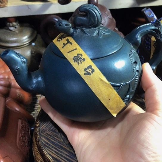 茶壶紫砂原矿泥料手工制作的一把紫砂壶。