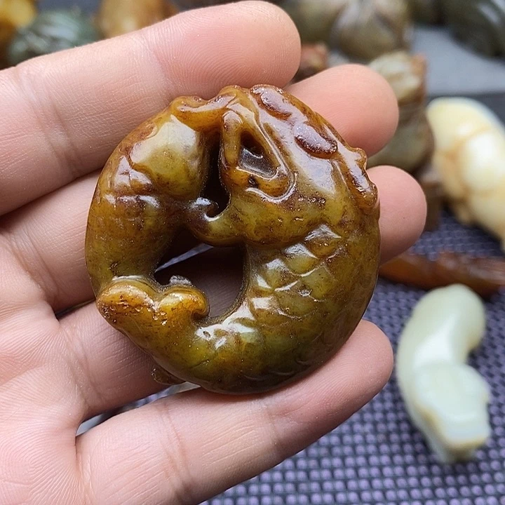 蛇纹石玉未镶嵌颈饰