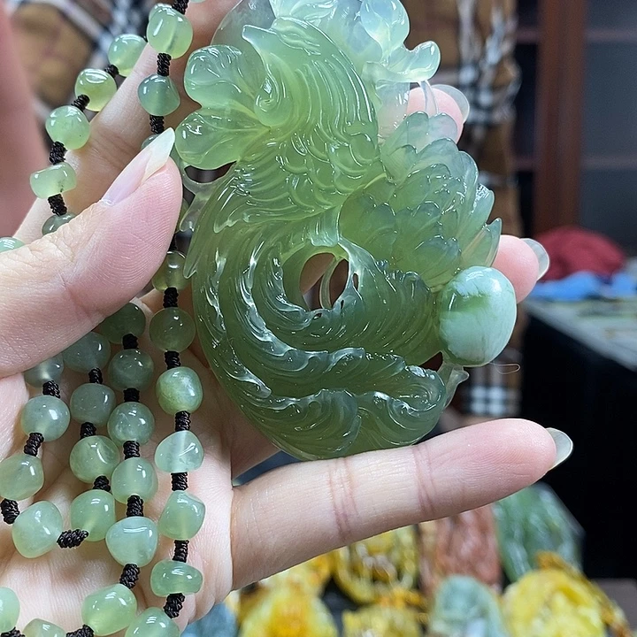 蛇纹石玉未镶嵌颈饰