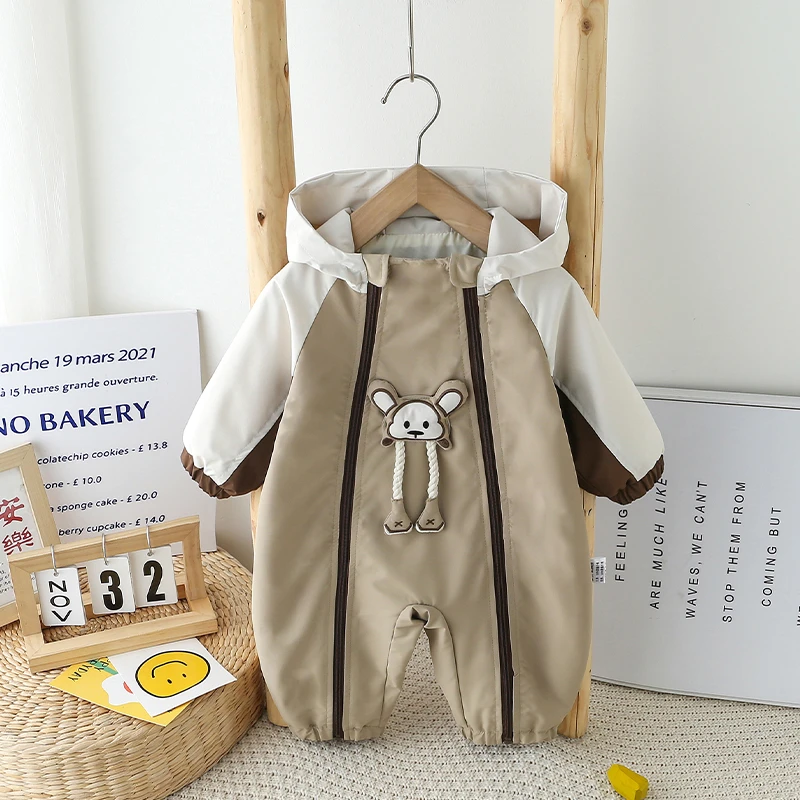 2025新款婴儿秋装连体衣男女宝冲锋衣春秋款防风卡通超萌外出服