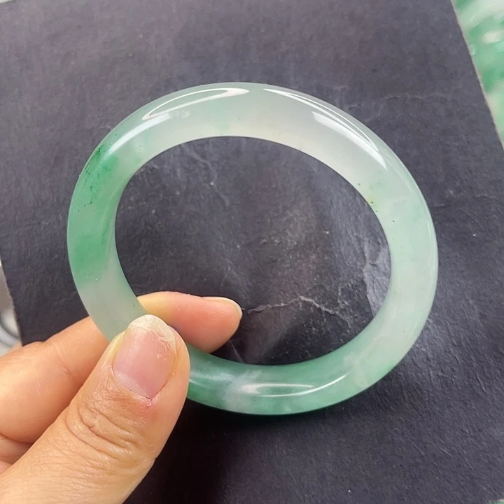 未镶嵌手镯石英质玉