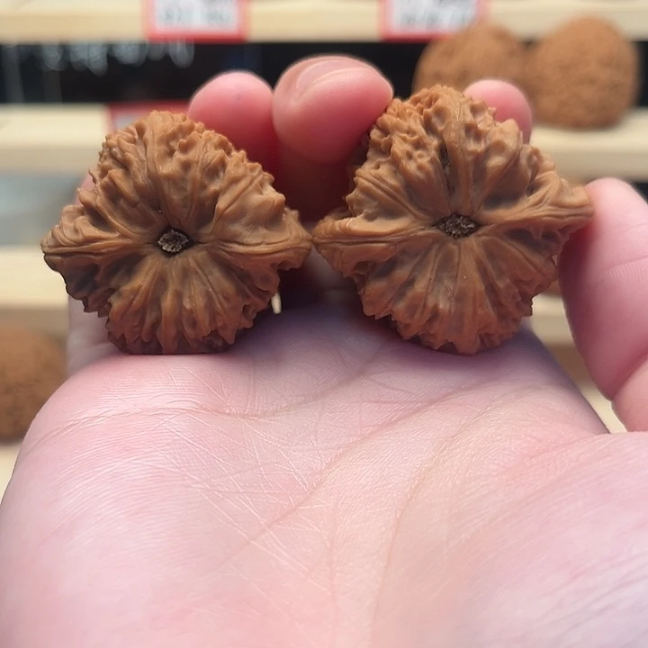 卡***ـ文玩核桃吊坠南疆石39三角220卡布达
