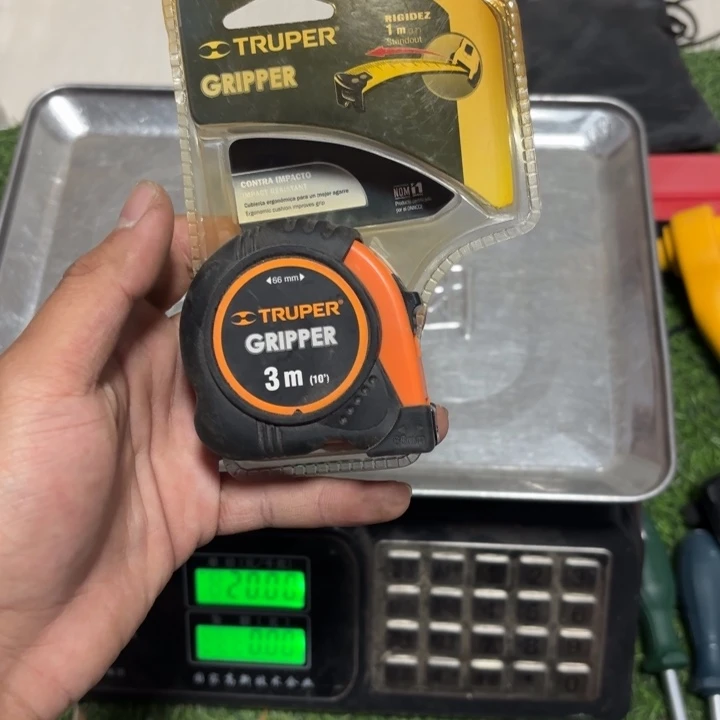 君***父特配鲁西卷尺一把
