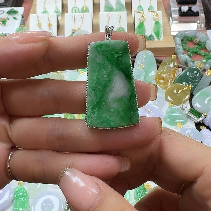 翡翠未镶嵌颈饰无事牌