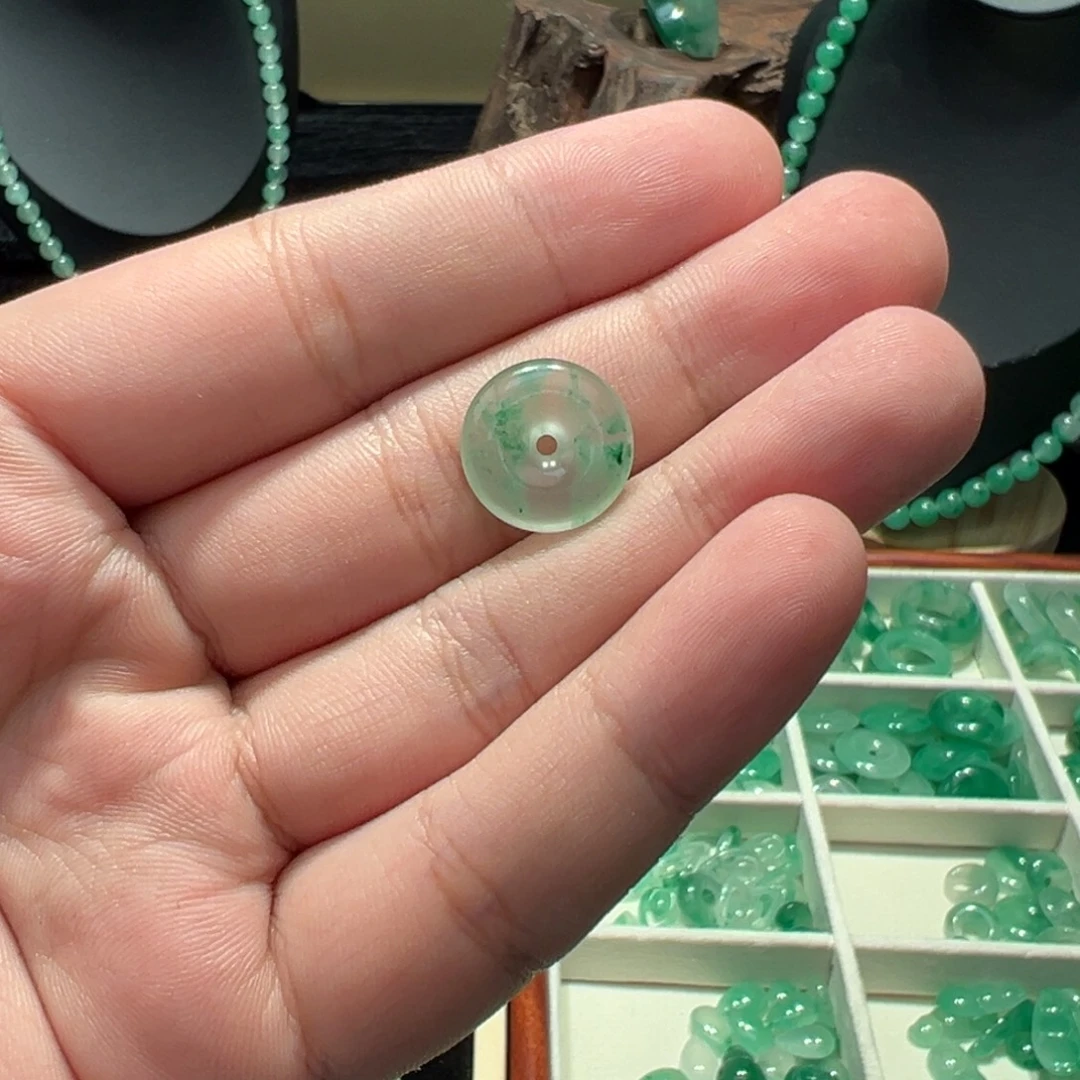 石英质玉（非洲翠）未镶嵌颈饰
