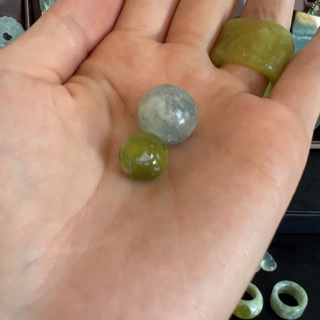 未镶嵌蛇纹石玉颈饰天然岫玉水墨珠子